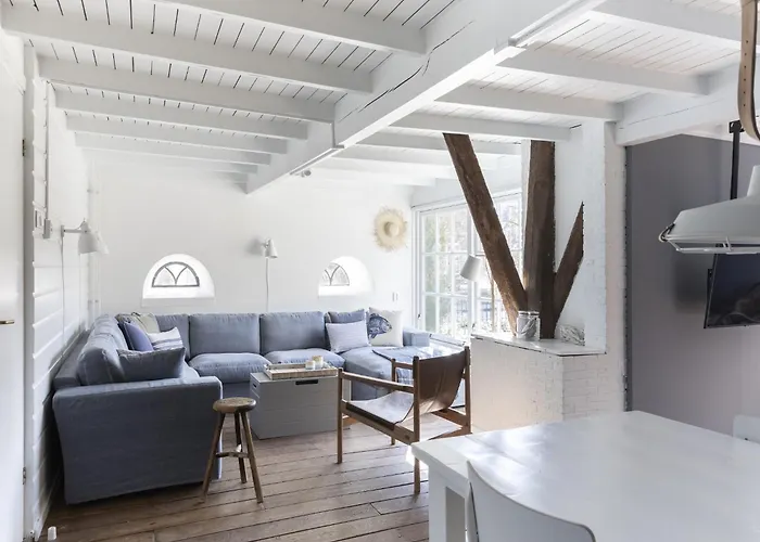 Дом отдыха Luxuriously Restored With Trendy Interior Close To Sea And Forest Грут